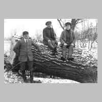 045-0041 Links im Bild August Gutzeit geb.14.09.1871, gest. 11.10.1926 mit zwei polnischen Hilfsarbeitern .jpg